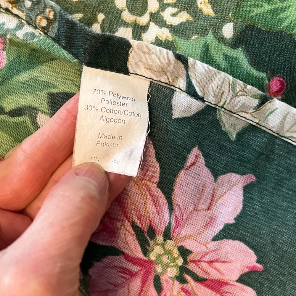 Floral poinsettia Holiday Tablecloth - Picture 5 of 5